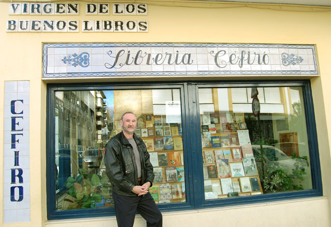 The author with his book and the shop in Seville (Spain)